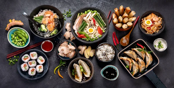 아시아 음식이다 아시아인들이 어두운 배경에서 식사를 전통적 요리의 위에서 — 스톡 사진