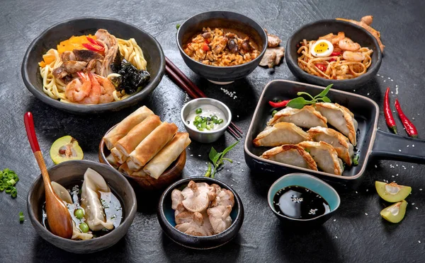 Cucina Tradizionale Asiatica Vari Pasti Asiatici Sfondo Scuro Piatti Assortiti — Foto Stock