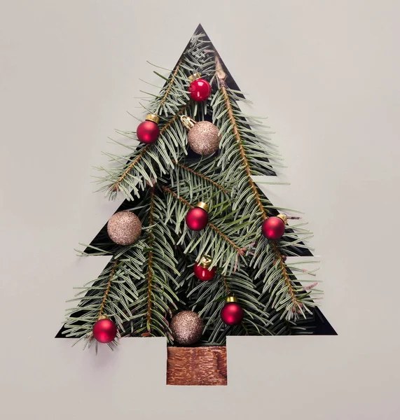 メリークリスマスとハッピーホリデーグリーティングカード 新年のコンセプト クリスマスツリー冬休みのテーマ トップビュー フラットレイアウト — ストック写真