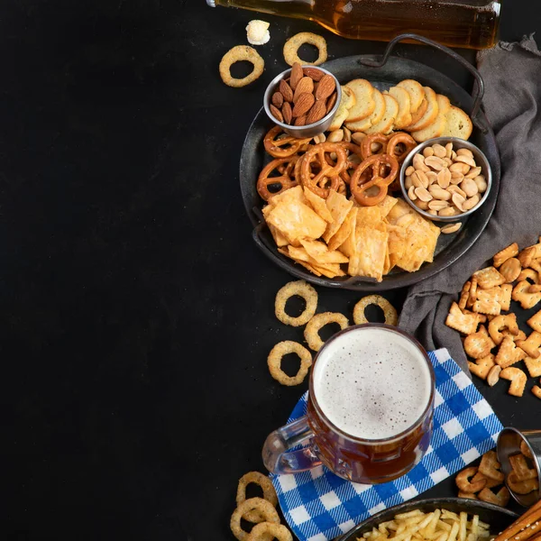 Sortimento Cerveja Lanches Salgados Fundo Escuro Conceito Comida Para Festas — Fotografia de Stock