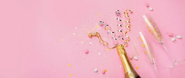 Bottiglia Champagne Con Coriandoli Sfondo Rosa Decorazione Festa Festaioli Oro — Foto Stock