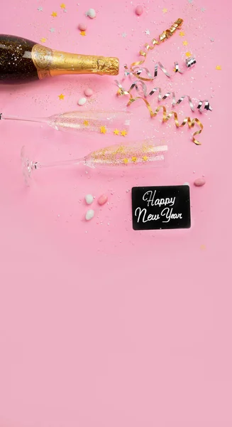 Láhev Šampaňského Konfety Růžovém Pozadí Rekreační Dekorace Party Stuhy Zlaté — Stock fotografie