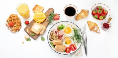 Yağda yumurta, sosis, pastırma ve kızarmış ekmek ile İngiliz kahvaltısı beyaz arka planda, üst manzara, panorama, pankart