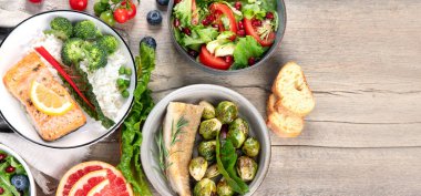 Çeşitli sağlıklı yemek tabakları. Sağlıklı yemek çeşitleri. Diyet konsepti. Düz konum, üst görünüm, kopyalama alanı