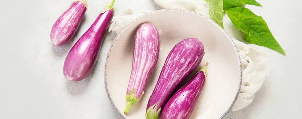 Verse Aubergine Aubergine Neutrale Achtergrond Populaire Component Van Gezonde Voeding — Stockfoto