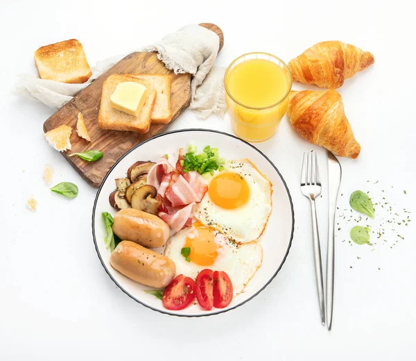 Angielskie Śniadanie Smażonym Jajkiem Kiełbasą Bekonem Tostem Białym Tle Widok — Zdjęcie stockowe