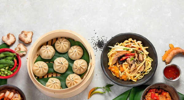 Różne Chińskie Jedzenie Ciemnym Tle Kuchnia Chińska Stole Azjatyckie Jedzenie — Zdjęcie stockowe