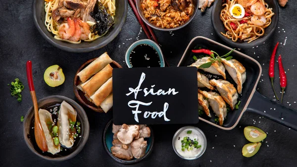Tradiční Asijské Jídlo Různé Asijských Jídel Tmavém Pozadí Různé Pokrmy — Stock fotografie