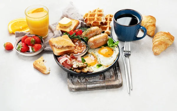 目玉焼き ソーセージ ベーコンとトーストとフル英語の朝食灰色の背景に — ストック写真