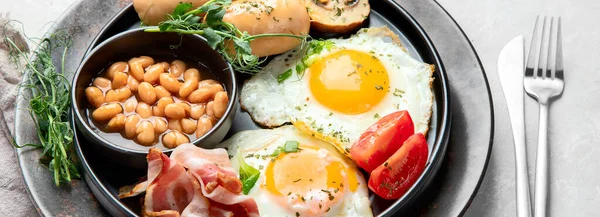 Petit Déjeuner Anglais Complet Avec Œufs Frits Saucisse Bacon Pain — Photo