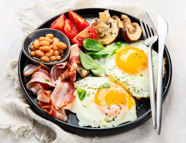 Desayuno Inglés Completo Con Huevo Frito Salchichas Tocino Tostadas Sobre — Foto de Stock