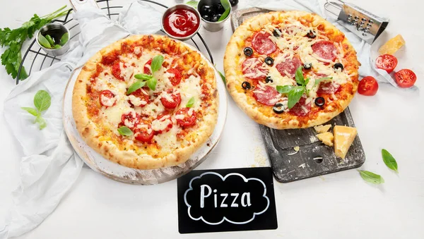 Pizza Fraîchement Cuite Sur Fond Sombre Savoureux Concept Nourriture Maison — Photo
