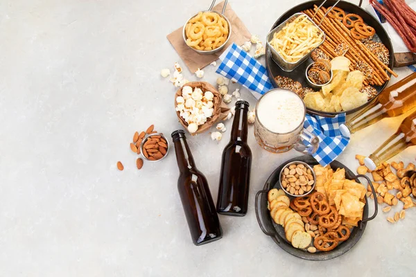 在浅色背景下分发啤酒和咸味小吃 派对食物的概念 顶部视图 复制空间 — 图库照片