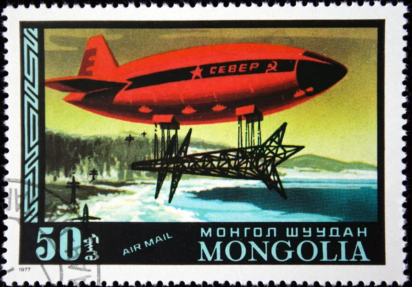 Mongolia-około 1977: znaczek wydrukowany w Mongolii pokazuje sterowiec zeppelin - 1931, serii, około 1977 — Zdjęcie stockowe