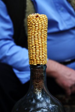 şişe kaçak içki, Tak mısır mısır koçanı