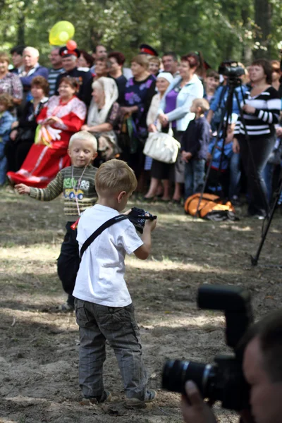 Malý chlapec při pohledu na fotografie na digitální fotoaparát — Stock fotografie