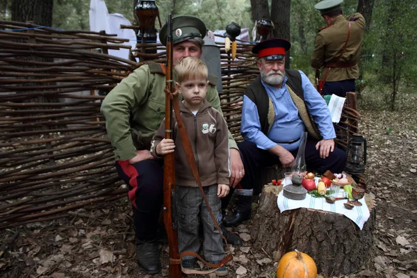 Мальчик с пушкой и двумя донскими казаками — стоковое фото