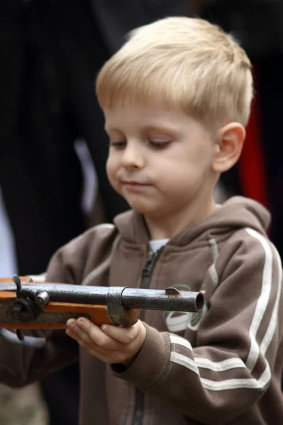 Rus döneminin tabancasının kopyasına sahip küçük bir çocuk.- — Stok fotoğraf