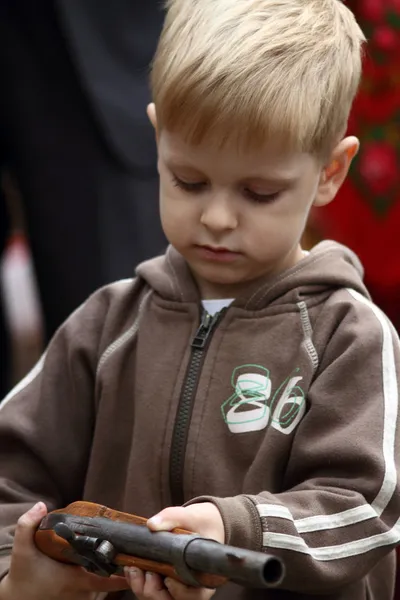 Niño con la copia de la pistola de la época de la Rusia - —  Fotos de Stock