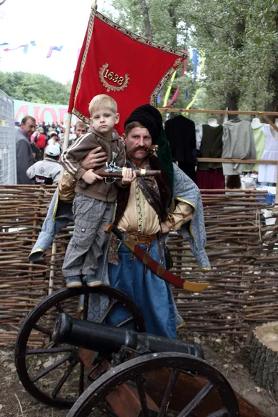 Мальчик с Запорожским казаком — стоковое фото