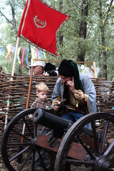 Liten pojke med Zaporizjzja cosack — Stockfoto