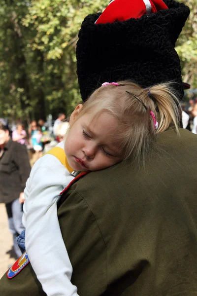 Liten flicka sover på axeln av sin far, kosack — Stockfoto