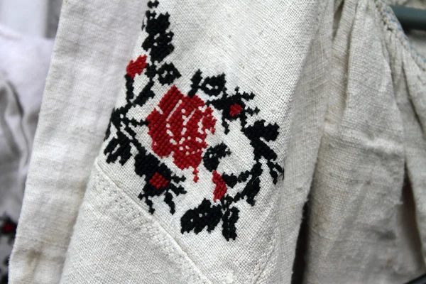 Bordado nacional ucraniano na manga do vestido de uma mulher — Fotografia de Stock