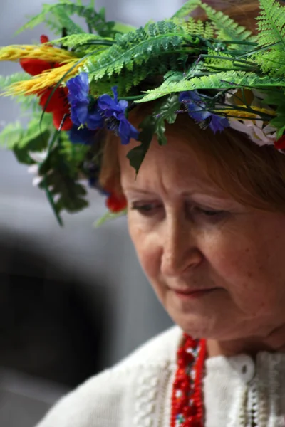 Une femme âgée en costume ukrainien — Photo