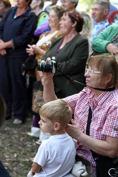 Vrouw nemen foto door digitale camera — Stockfoto