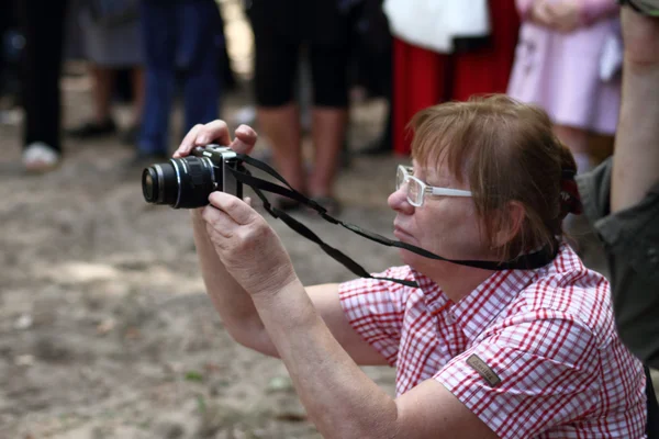 Žena se fotografovat digitální fotoaparát — Stock fotografie