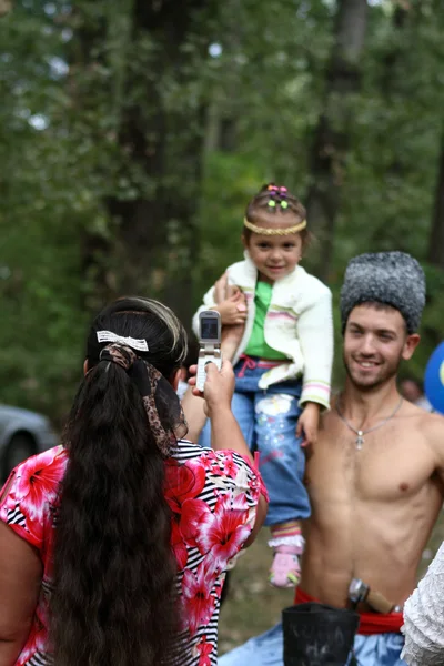 Woman take photo by his phone of his daughter and Zaporozhye Cos — Stock Photo, Image