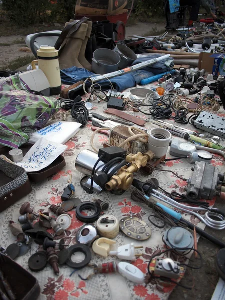 Table from a flea market covered with old tools — Stock Photo, Image
