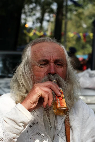 Man in ukranian dress drinking vodka — Stock Photo, Image