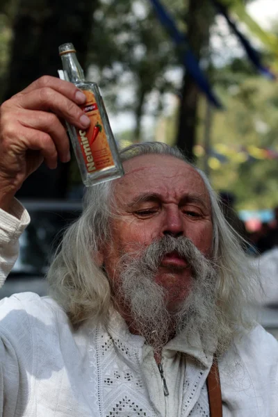 Man in ukranian dress drinking vodka — Stock Photo, Image