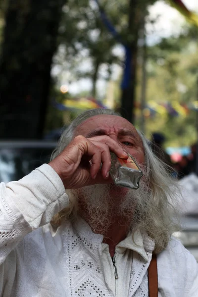 Man in ukranian dress drinking vodka — Stock Photo, Image