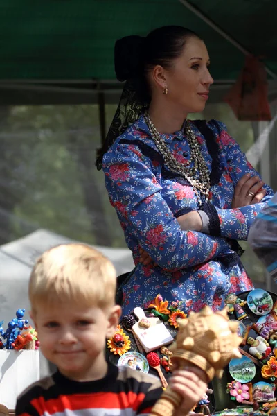 Mujer Don Cossack y al frente chico con maza, Valery, 4,5 años — Foto de Stock