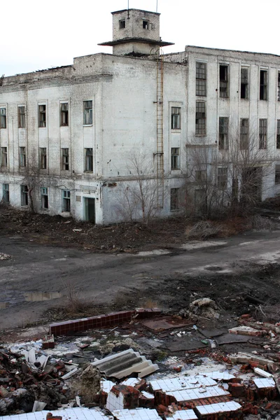 Vernietigd industrieel gebouw — Stockfoto