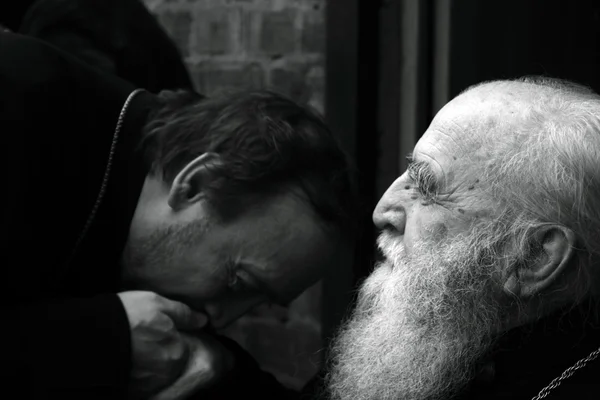 Pap megcsókolja az ő mentora volt — Stock Fotó