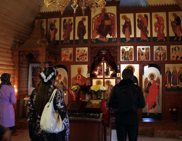 müminler kilisede dua ediyorum.