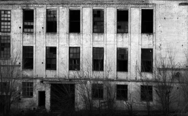 Vernietigd industrieel gebouw — Stockfoto