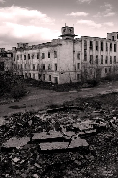 Vernietigd industrieel gebouw — Stockfoto