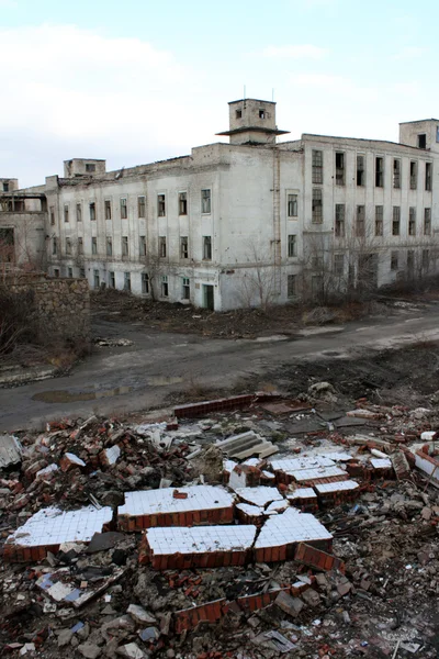 Vernietigd industrieel gebouw — Stockfoto