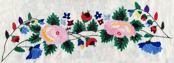 Luganskaya 传统的俄罗斯 Emboroidery 俄罗斯 陈列在博物馆 Luganskaya 卢甘斯克地区 乌克兰 2012 — 图库照片