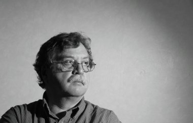 Orta yaşlı adam gözlüklü