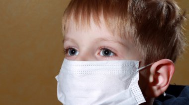 Tıbbi maskeli çocuk.