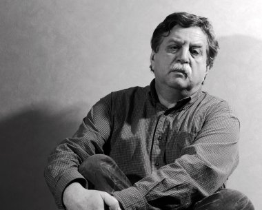 Adam kameraya bakıyor.