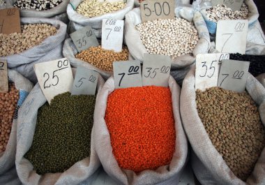 yakın çekim Rus isimleri ve fiyatları ile çiftçi pazarda çeşitli wegetables fasulye torbaları