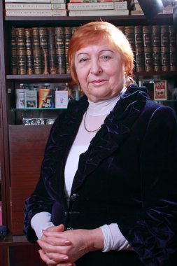 kadına karşı bookshelf