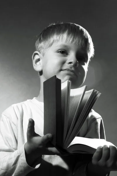 Niño con libro — Foto de Stock