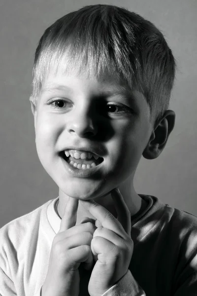 Ausdrucksstarker kleiner Junge — Stockfoto